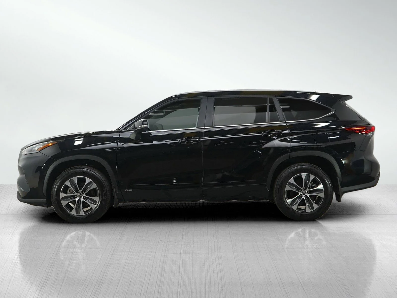 Used 2025 Toyota Highlander Hybrid XLE with VIN 5TDKBRCHXSS655582 for sale in White Bear Lake, Minnesota