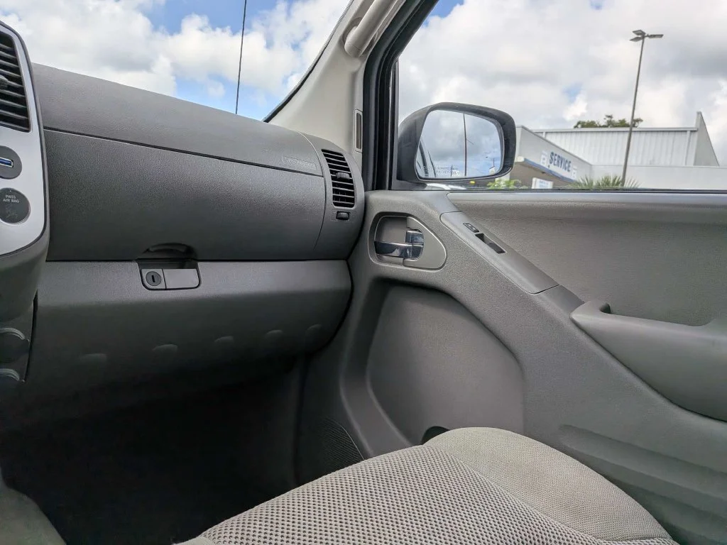 Used 2016 Silver Nissan SV image 15