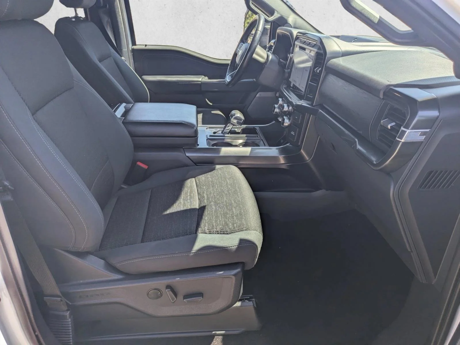 Used 2022 Oxford White Clearcoat Ford XLT image 21