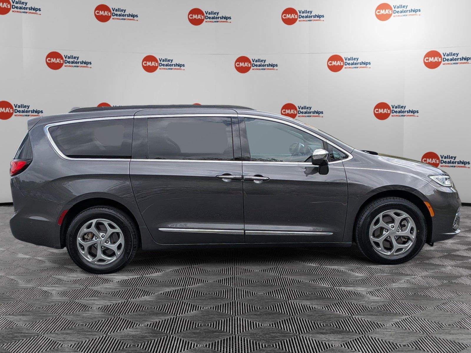 Used 2022 Granite Crystal Metallic Clearcoat Chrysler Limited image 4