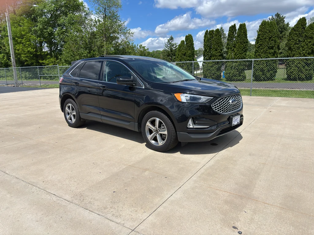 Used 2024 Agate Black Metallic Ford SEL image 7
