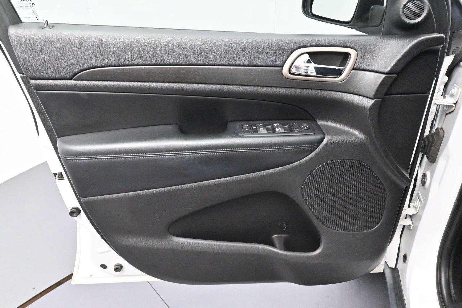 Used 2016 Bright White Clearcoat Jeep Laredo image 10