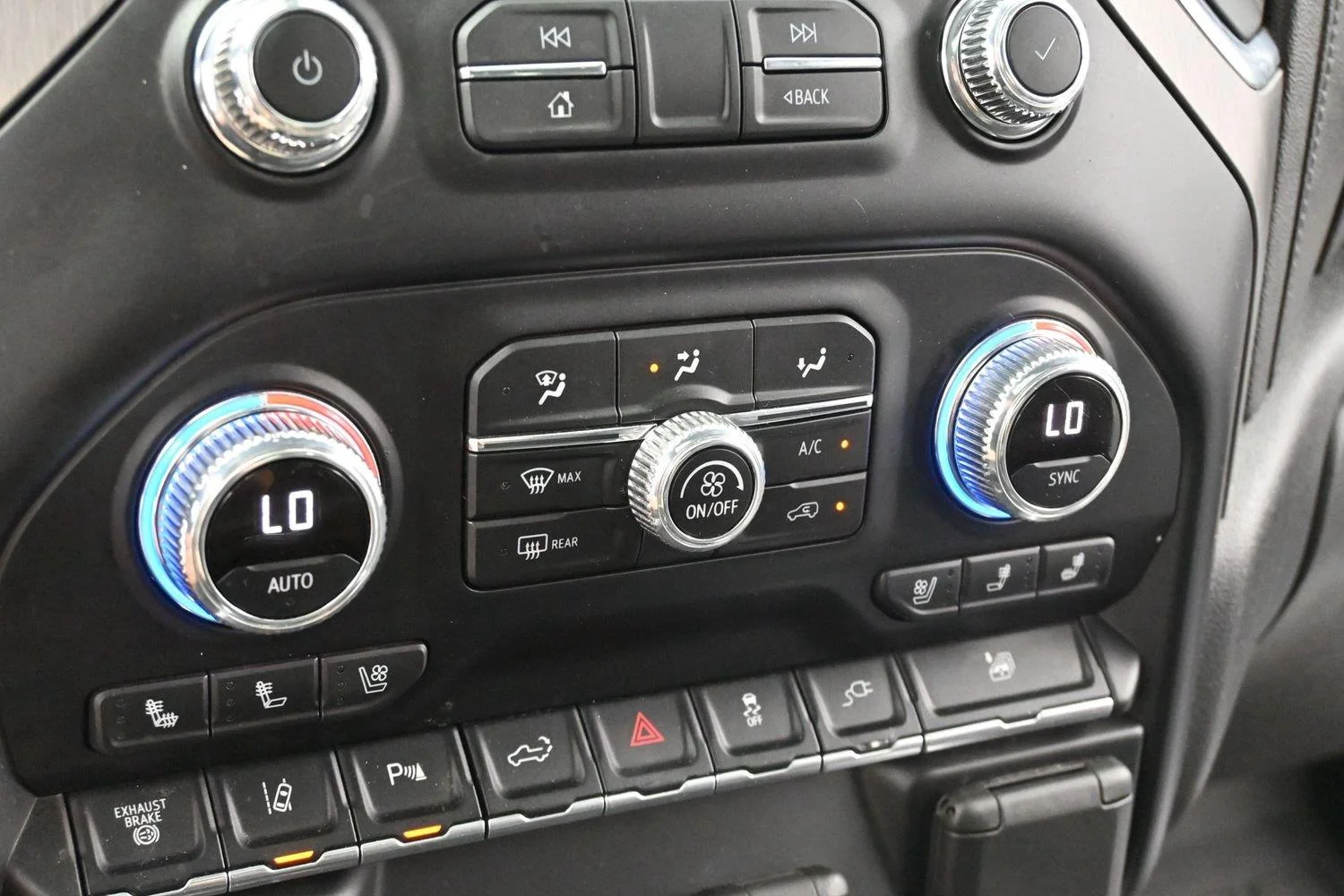 Used 2022 White Frost Tricoat GMC Denali image 22