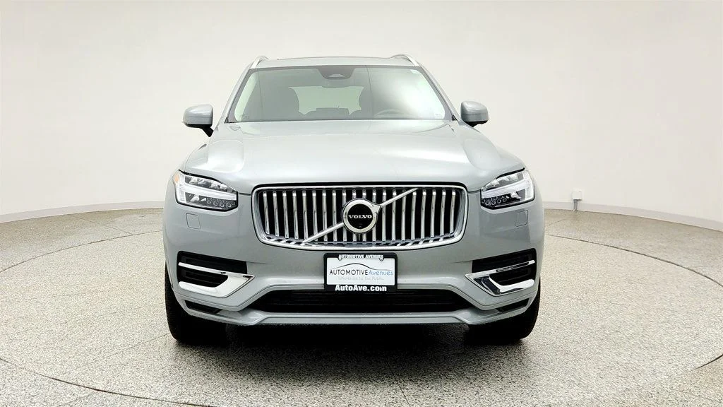 Used 2025 Silver Dawn Metallic Volvo T8 AWD Plus 7-Seater image 2
