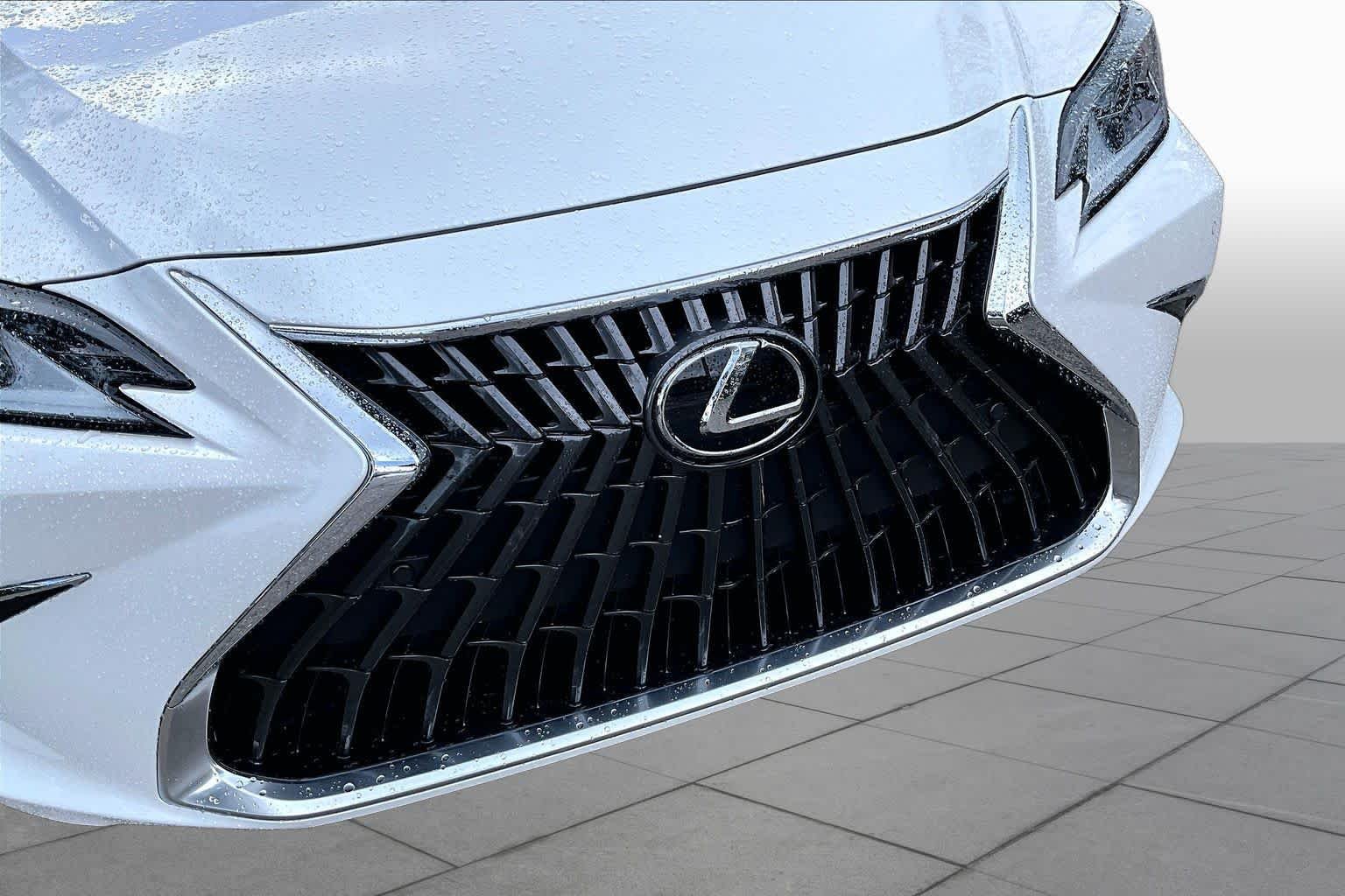 Used 2025 Eminent White Pearl Lexus  image 30
