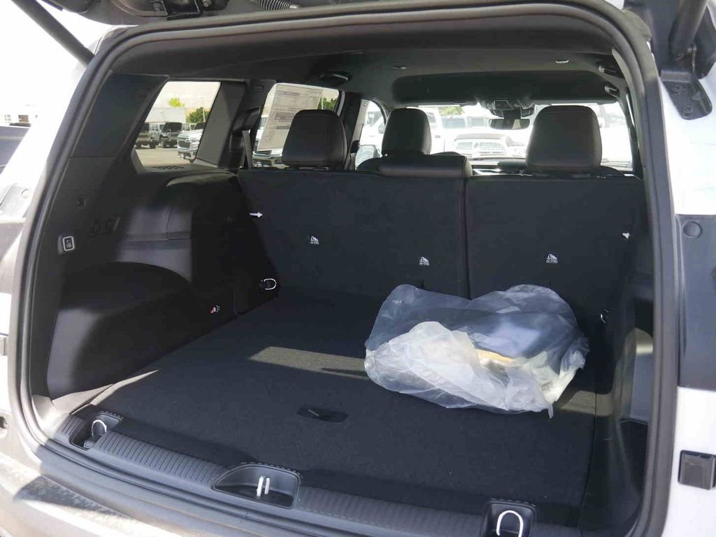 New 2026 Bright White Clear-Coat Exterior Paint Jeep Limited image 8