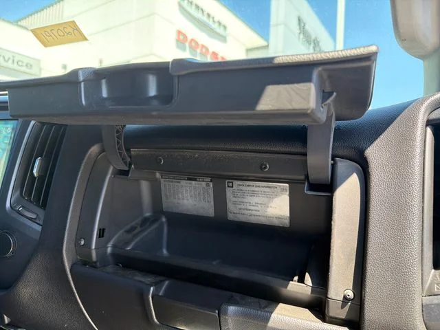 Used 2015 White GMC Base image 42
