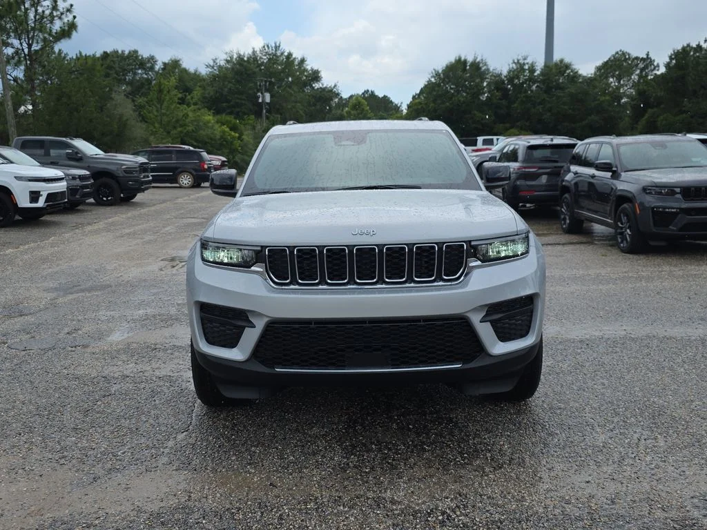 New 2026 Silver Zynith Exterior Paint Jeep Laredo X image 9