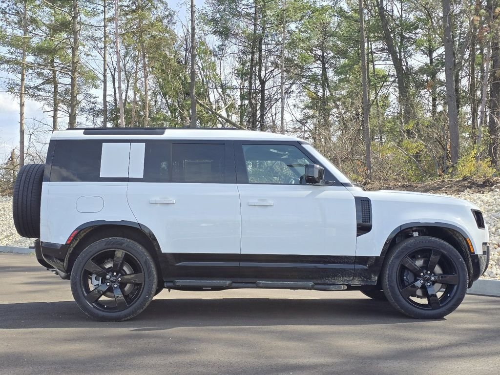 New 2026 Fuji White Land Rover X-Dynamic se image 24