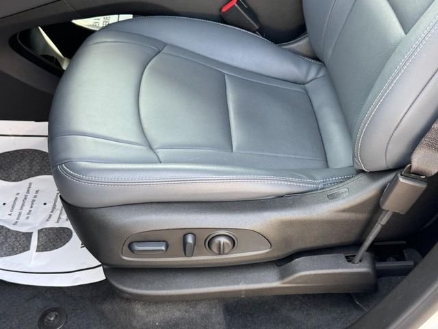 Used 2024 Summit White Buick Essence image 23