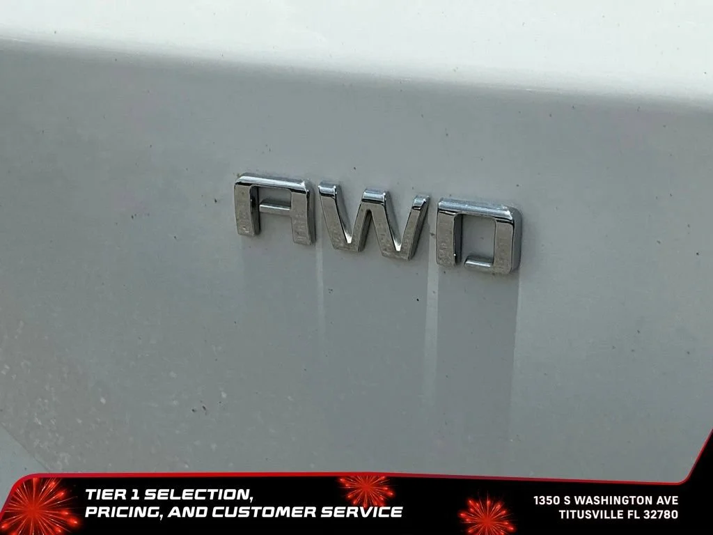 Used 2025 Summit White Chevrolet LT image 38