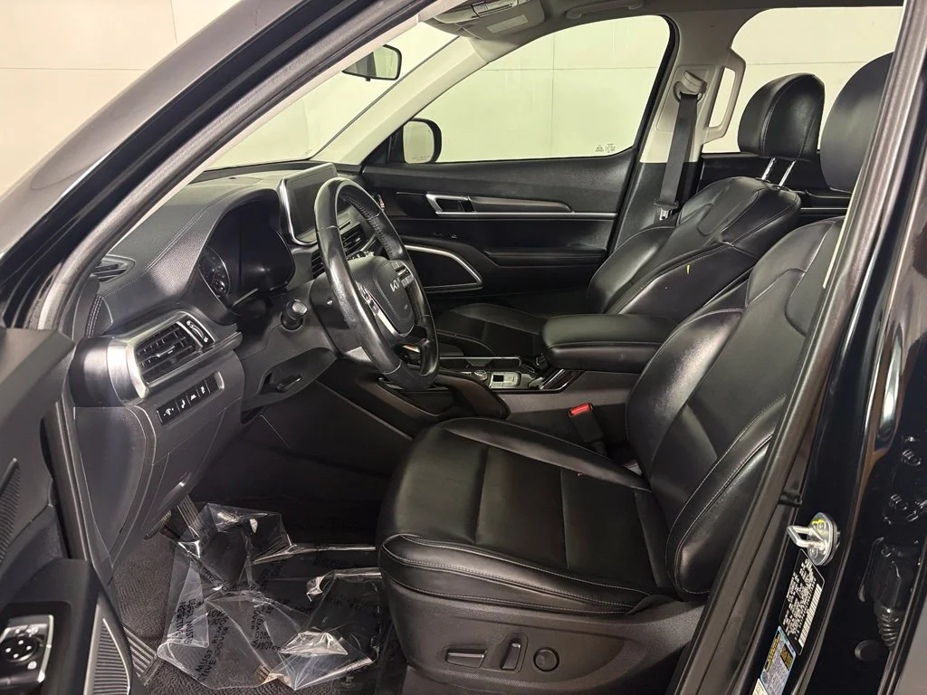 Used 2022 Black Kia S image 15