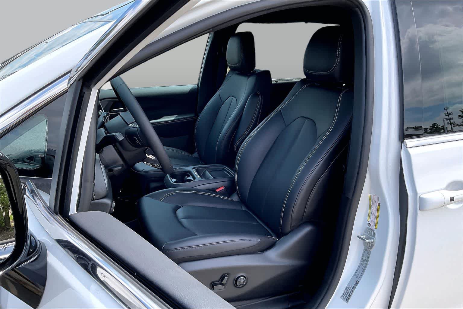New 2027 Bright White Clear-Coat Exterior Paint Chrysler Select image 9