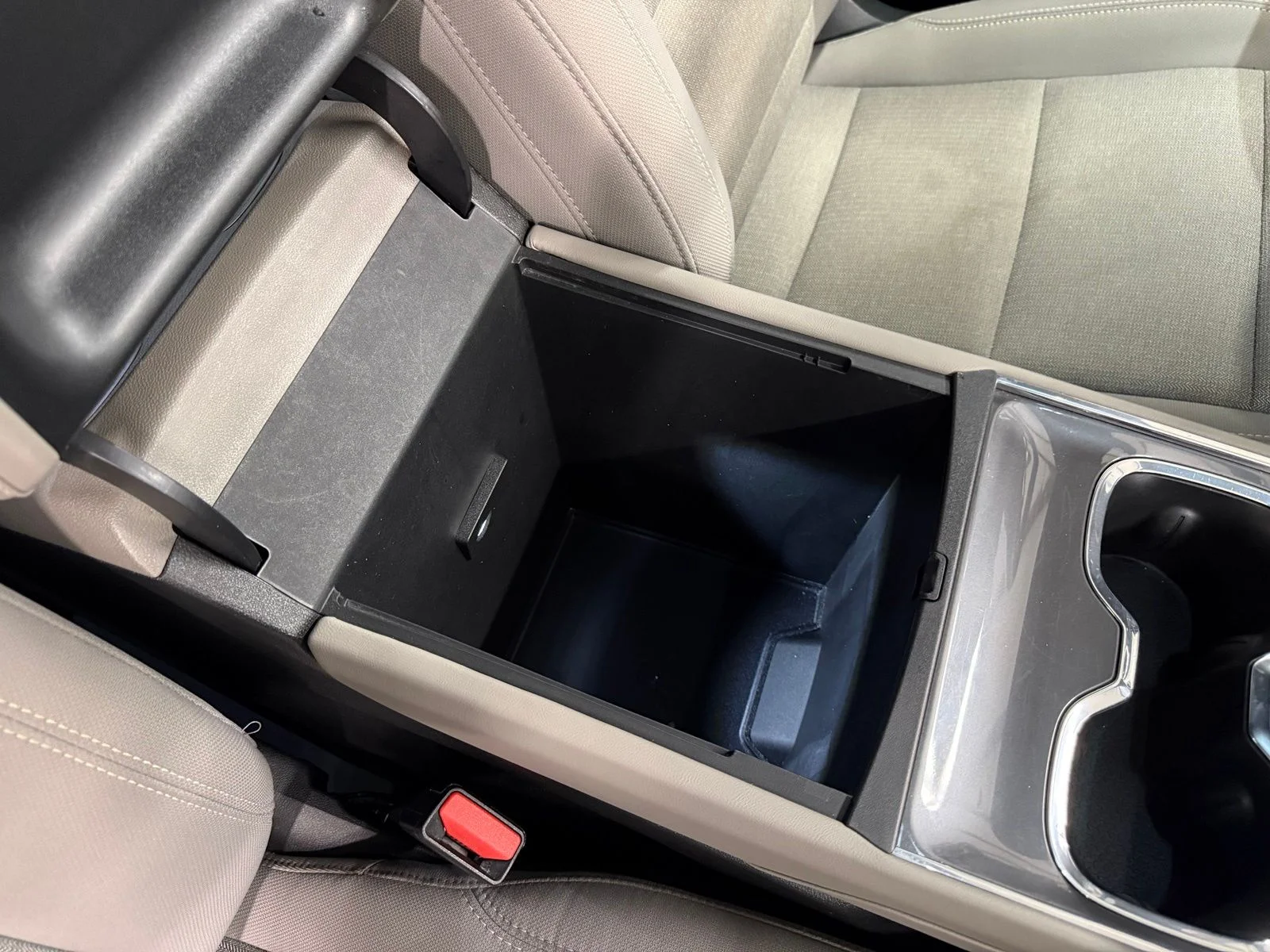 Used 2025 White GMC Elevation image 30