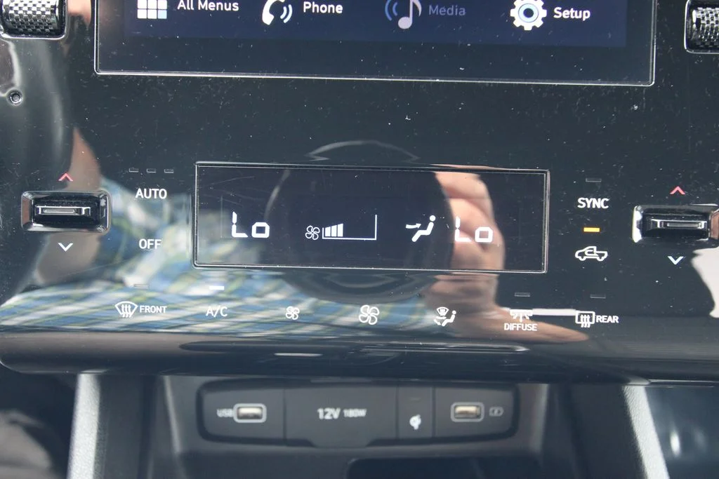 Used 2022 White Hyundai SEL Premium image 29