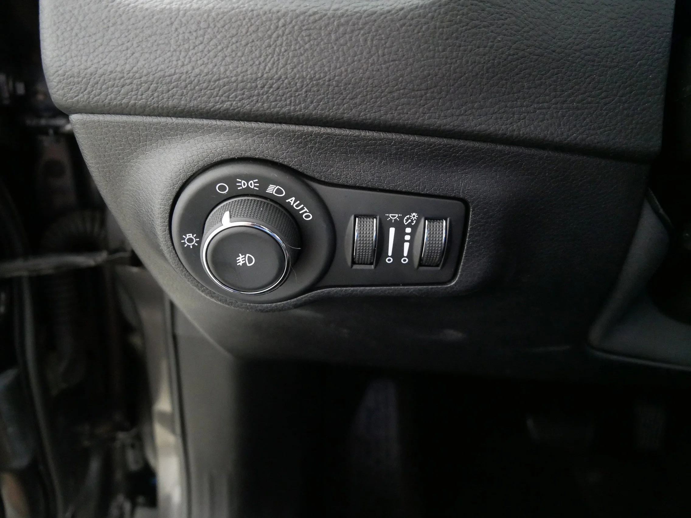 Used 2019 Granite Crystal Metallic Clearcoat Jeep Altitude image 26