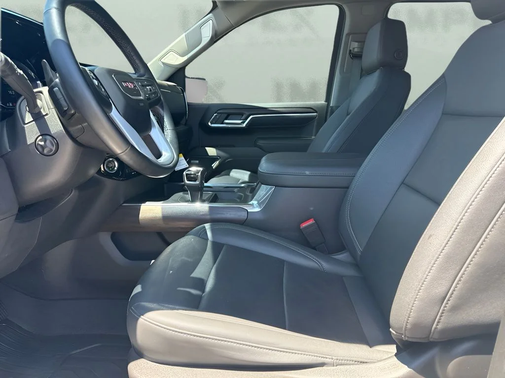 Used 2023 White GMC SLT image 9