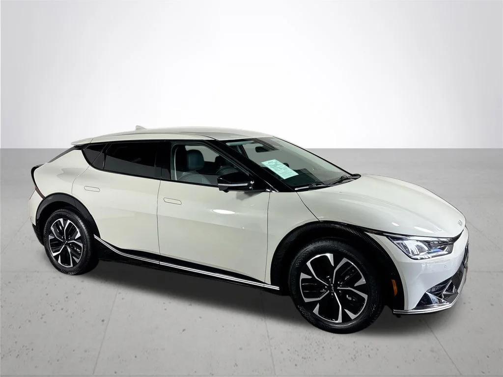 Used 2022 White Kia Wind image 4