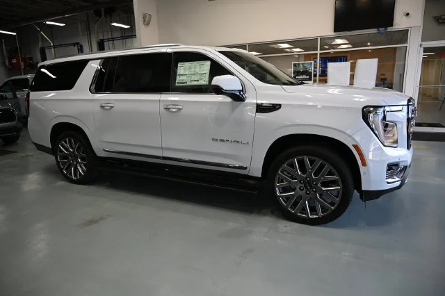 2026 GMC Yukon XL Denali Ultimate - Photo 8