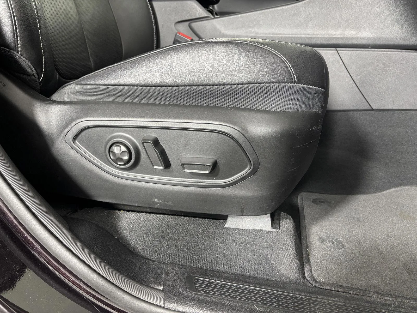 Used 2023 Ember Pearlcoat Jeep Limited image 24