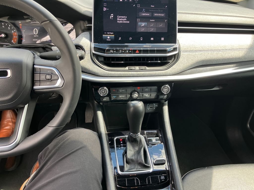 Used 2024 White/off-white Jeep Latitude image 20