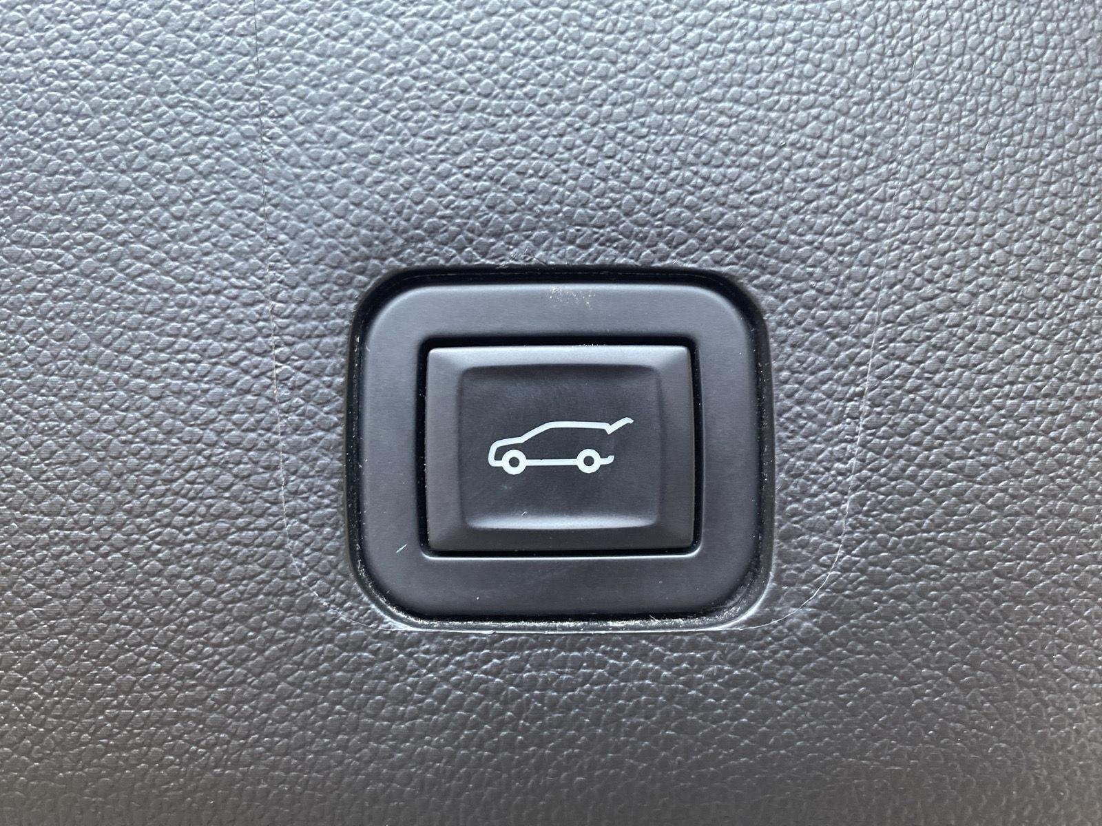 Used 2019 Silver Ice Metallic Chevrolet Premier image 8
