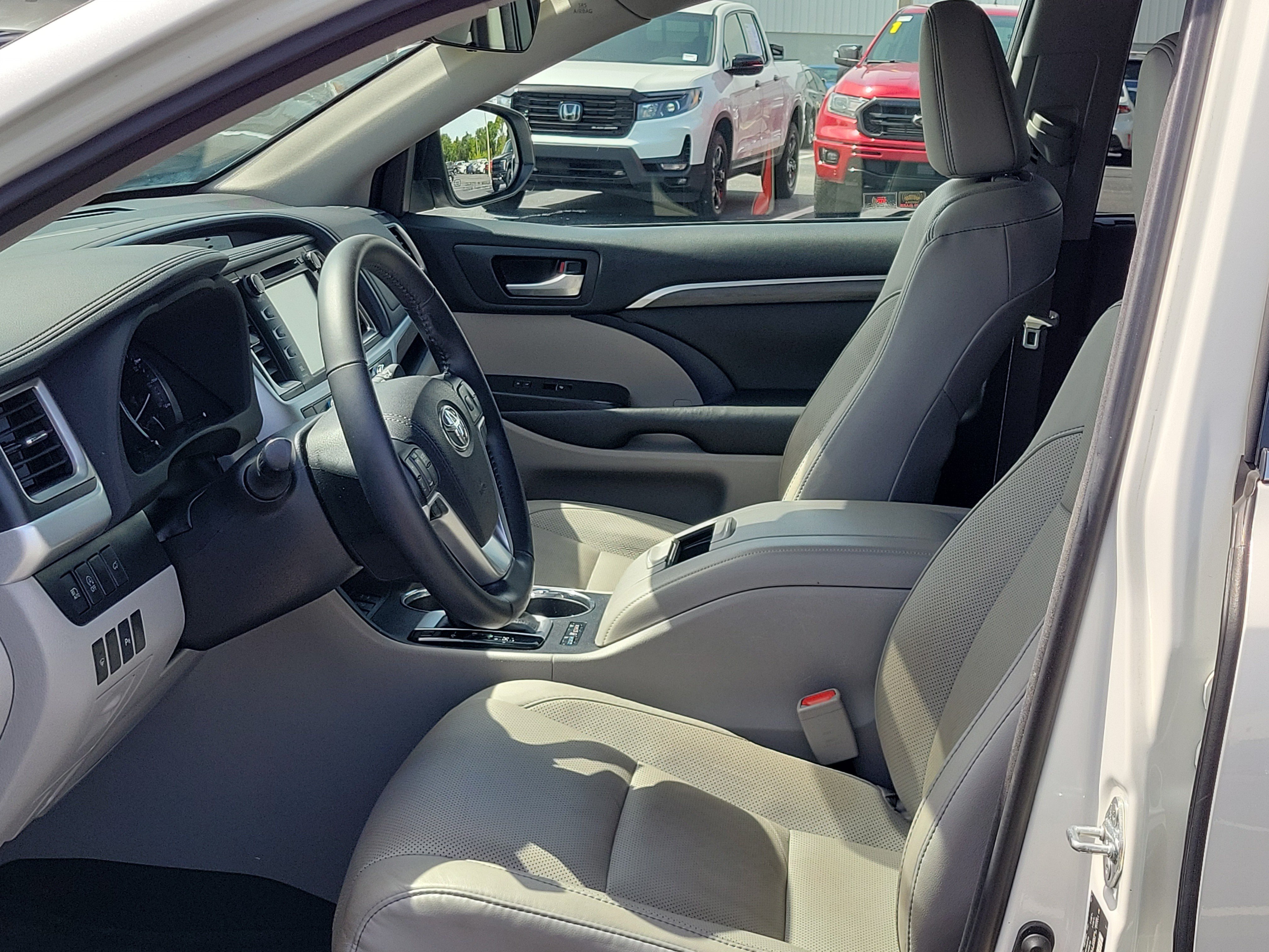 Used 2018 Blizzard Pearl Toyota Limited image 20
