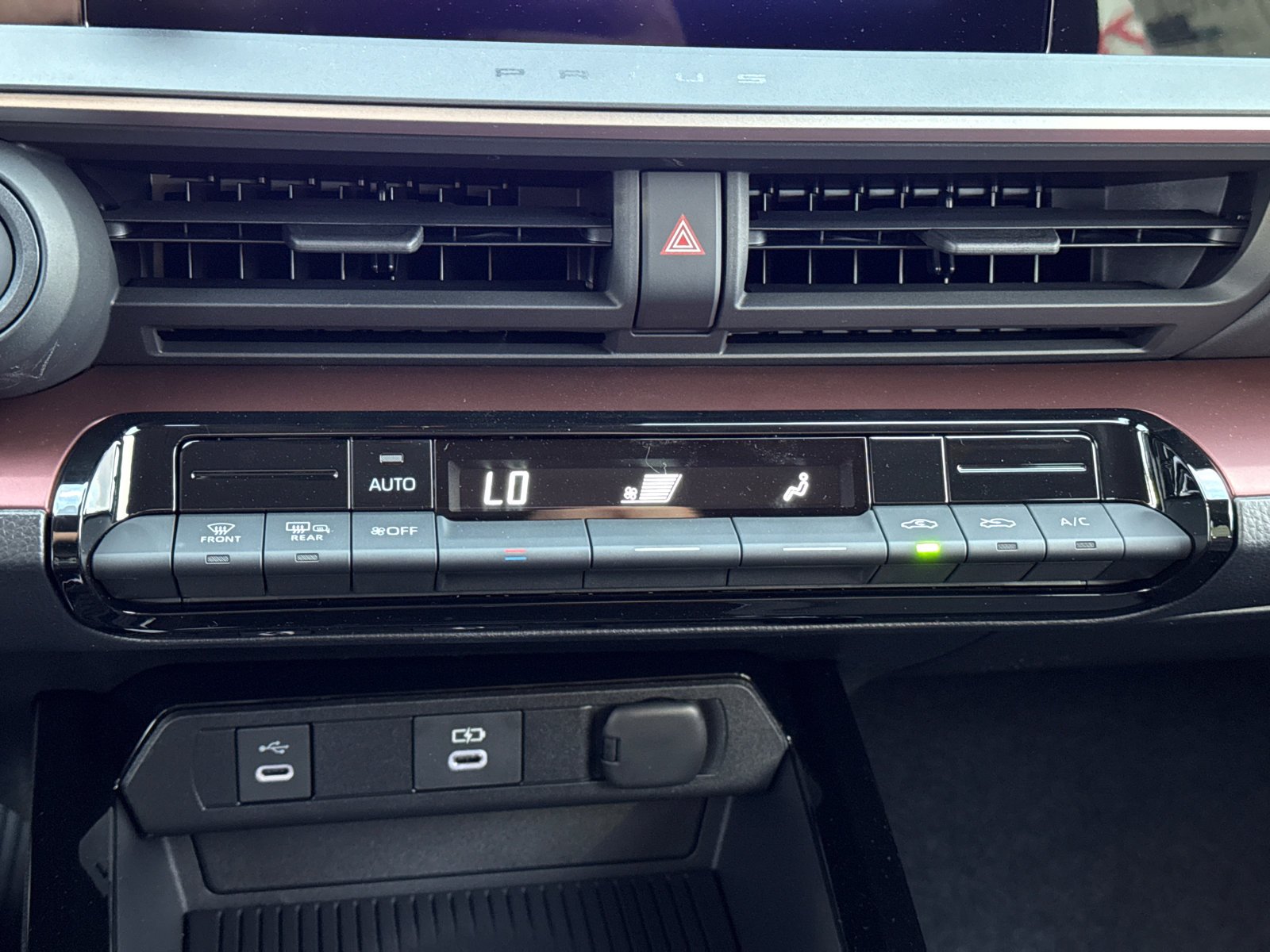 New 2026 Wind Chill Pearl <sup>1</sup> Toyota  SE image 28