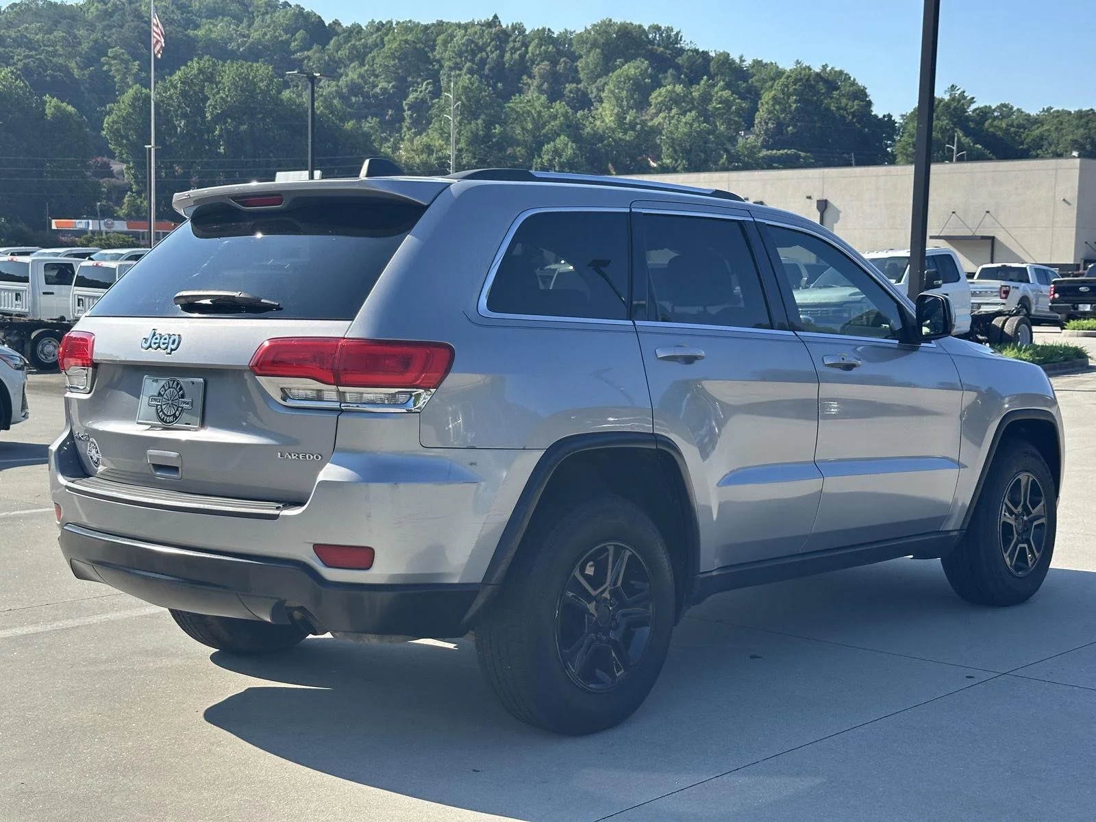 Used 2015 Billet Silver Metallic Clearcoat Jeep Laredo image 7
