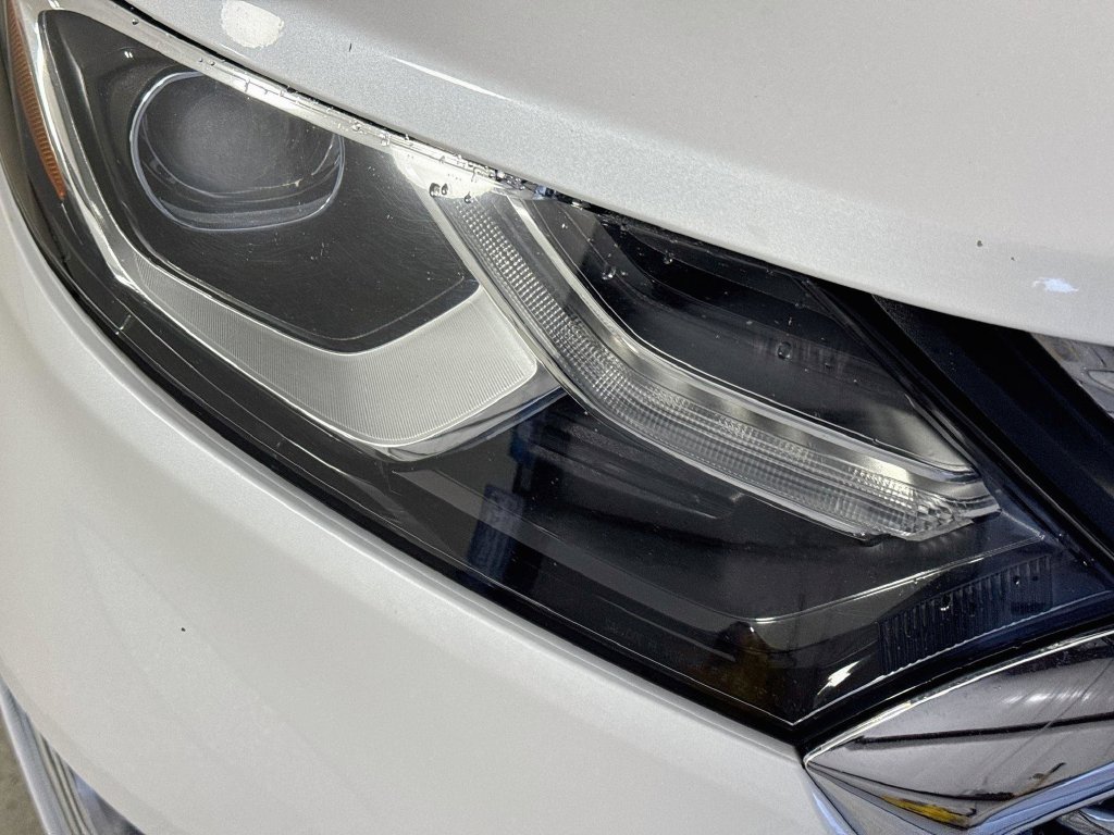 Used 2020 Iridescent Pearl Tricoat Chevrolet Premier image 35