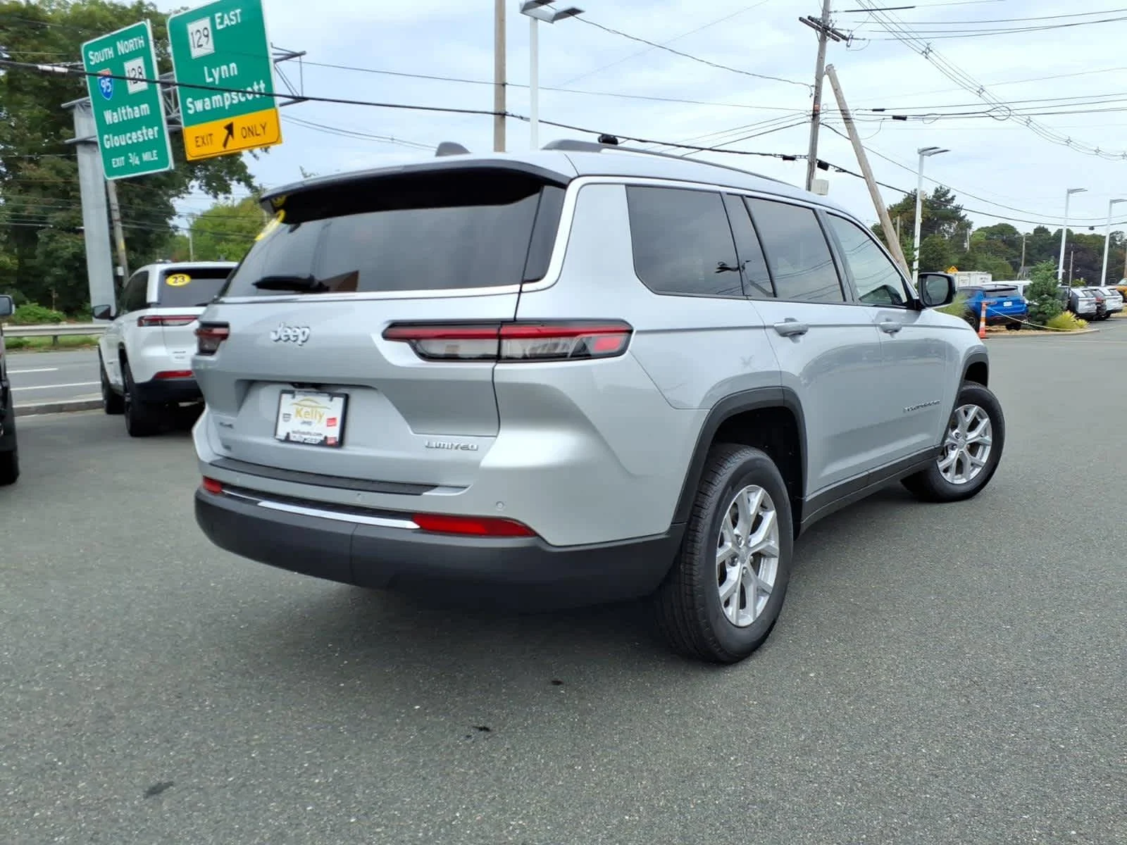 Used 2023 Silver Zynith Jeep Limited image 7