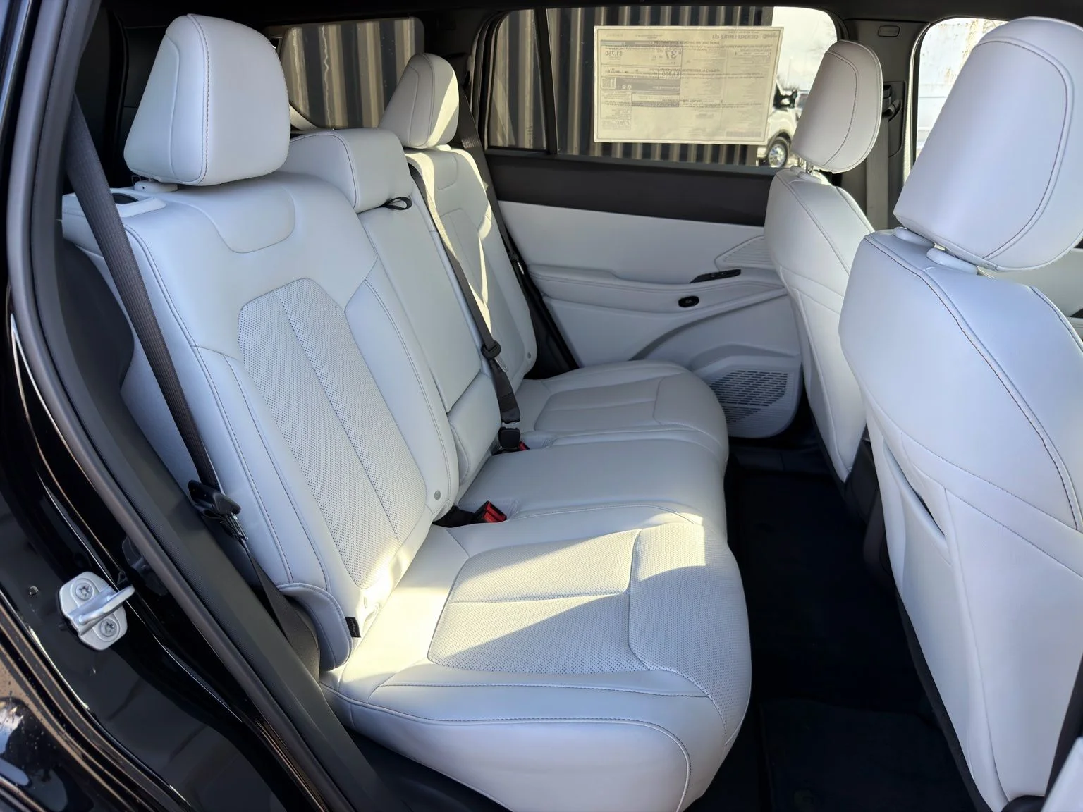 New 2026 Diamond Black Crystal Pearl-Coat Exterior Paint Jeep Limited image 33