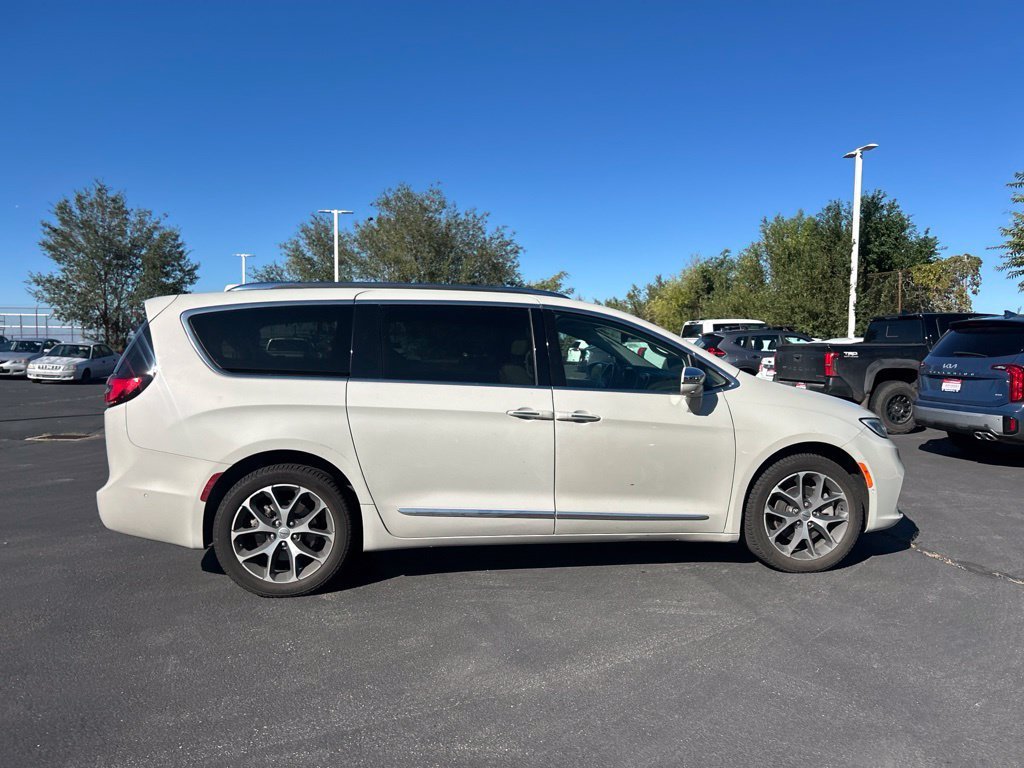 Used 2021 Luxury White Pearlcoat Chrysler Limited image 4