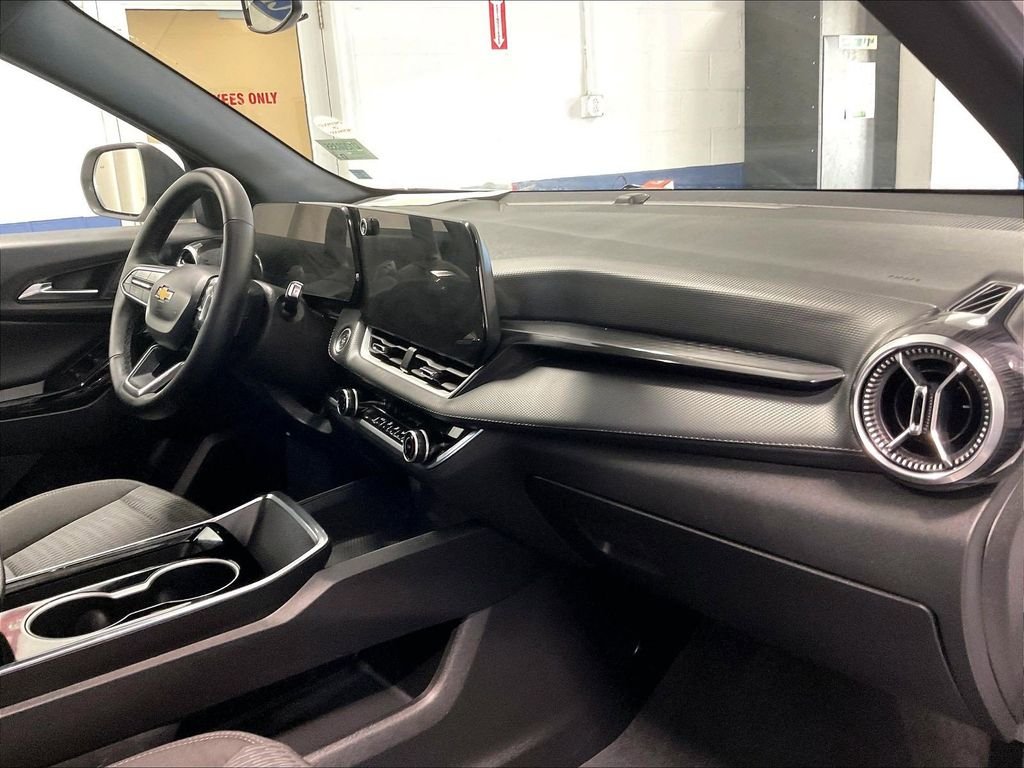 Used 2025 White Chevrolet LT image 14