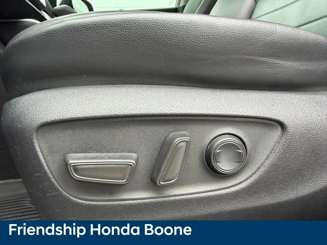 Used 2020 Silver Toyota XLE image 18