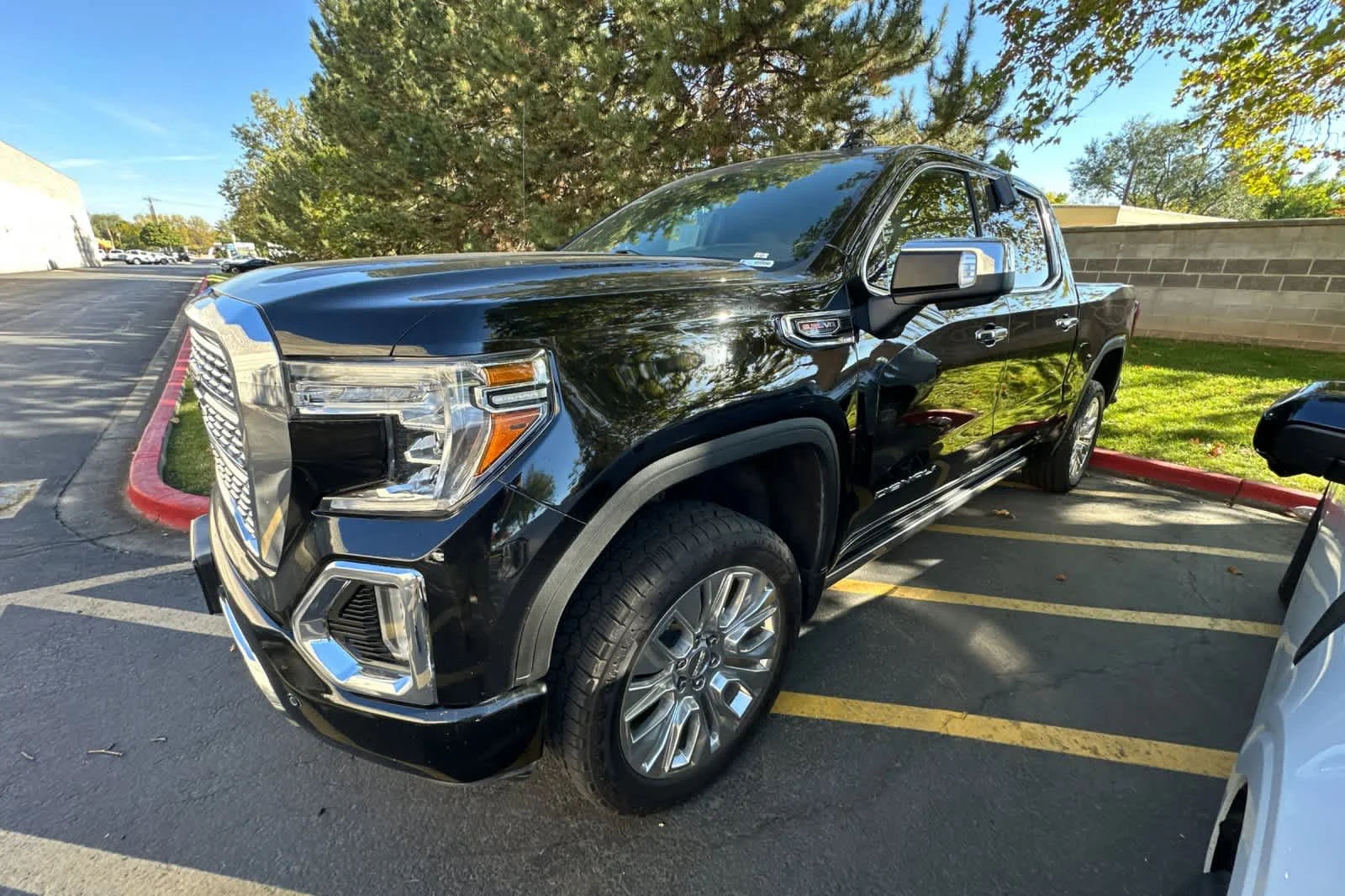 Used 2020 Onyx Black GMC Denali image 5