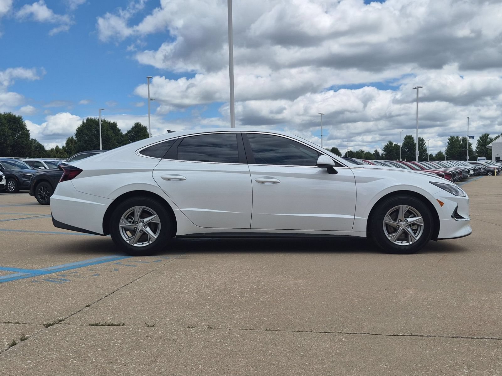 Used 2022 Quartz White Hyundai SE image 5