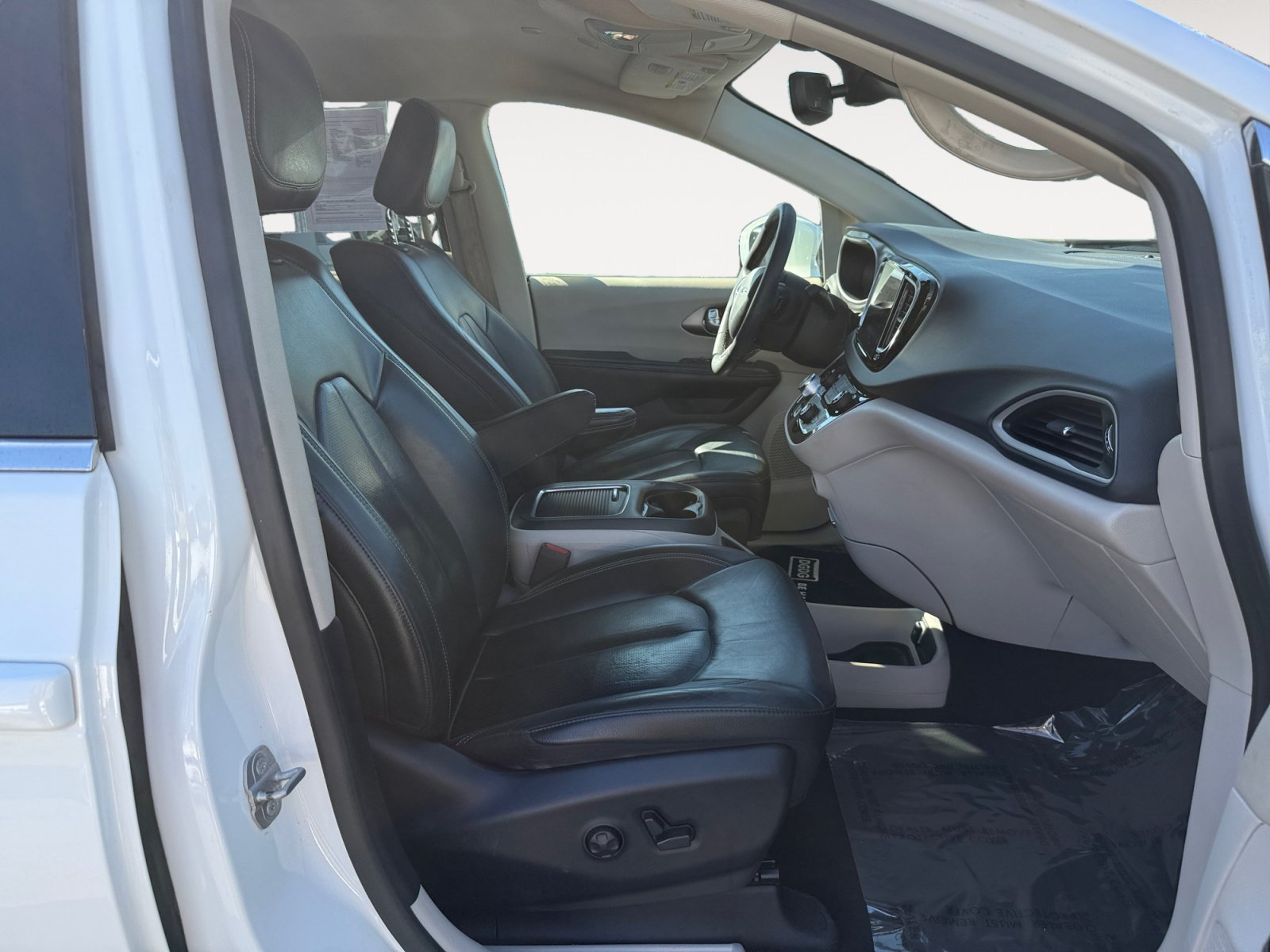 Used 2022 Bright White Clearcoat Chrysler Touring L image 19