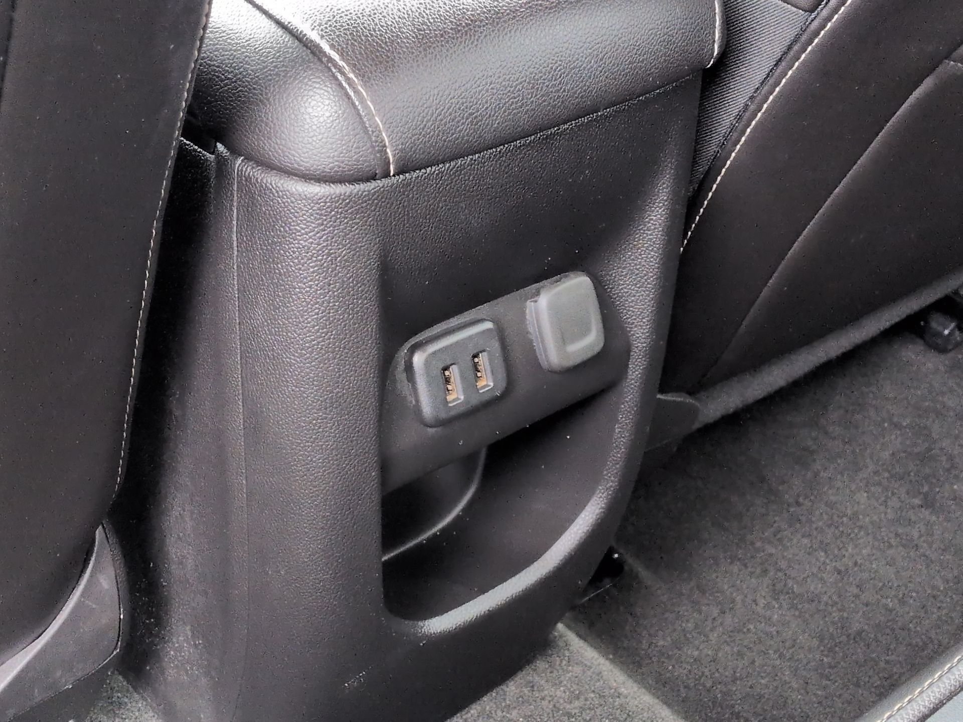 Used 2018 SUMMIT WHITE GMC 2WD Denali image 23
