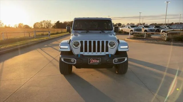 New 2023 Silver Zynith Clear-Coat Exterior Paint Jeep Sahara 4xe image 3