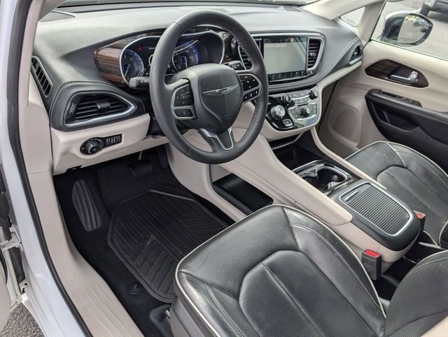 Used 2023 White Chrysler Limited image 10