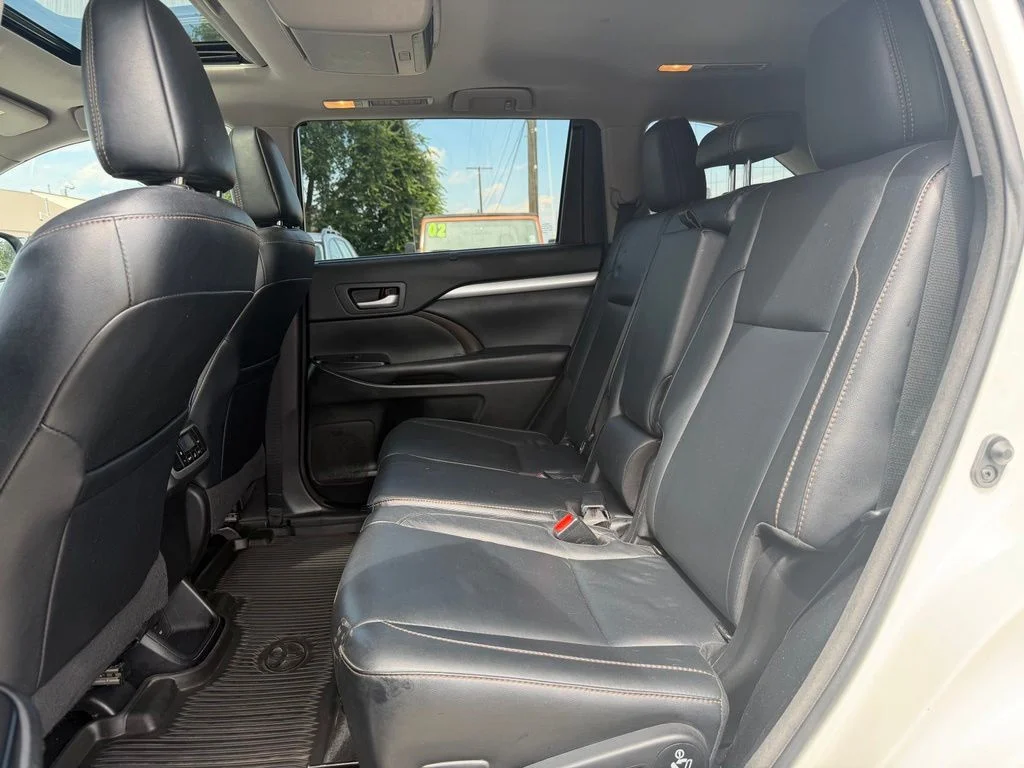 Used 2018 White Toyota XLE image 18