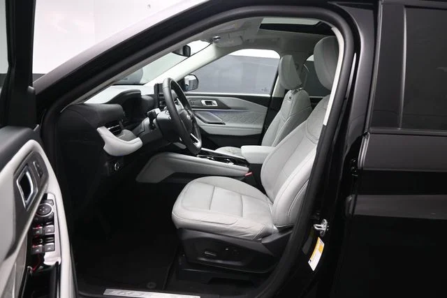 Used 2025 Black Metallic Ford Platinum image 10