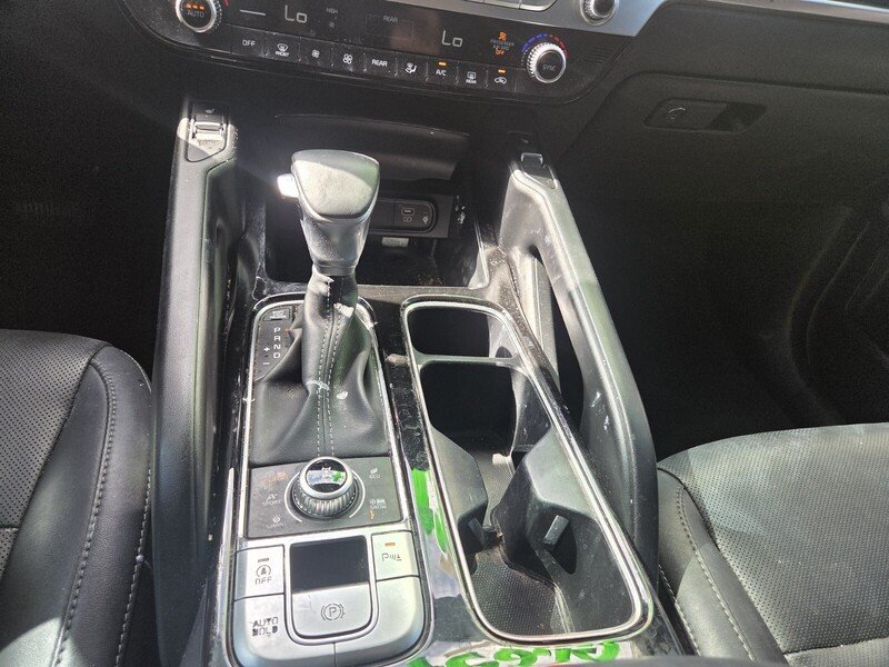 Used 2023 White Kia S image 17