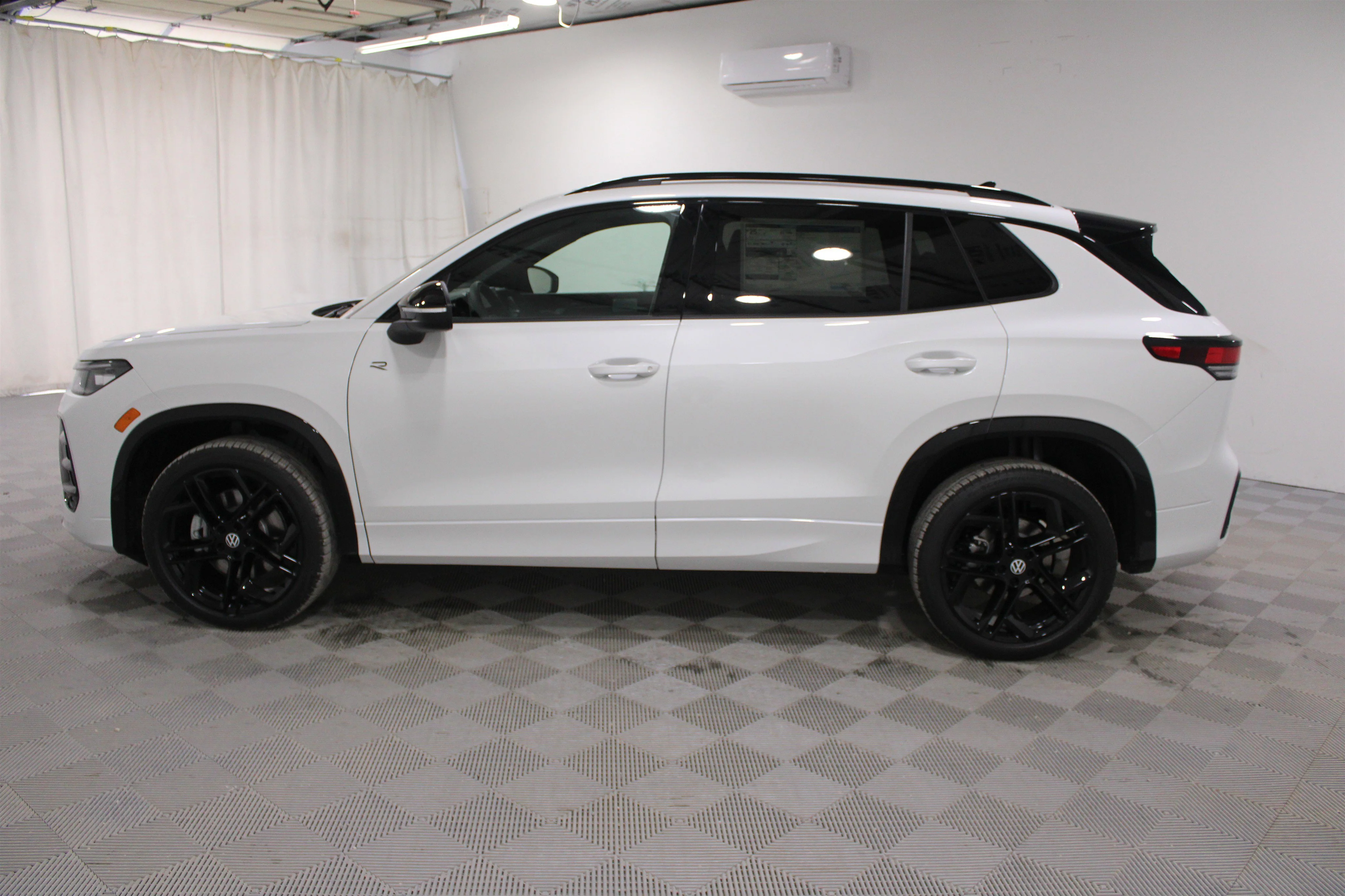 New 2026 Opal White Pearl Volkswagen SE R-Line Black image 29