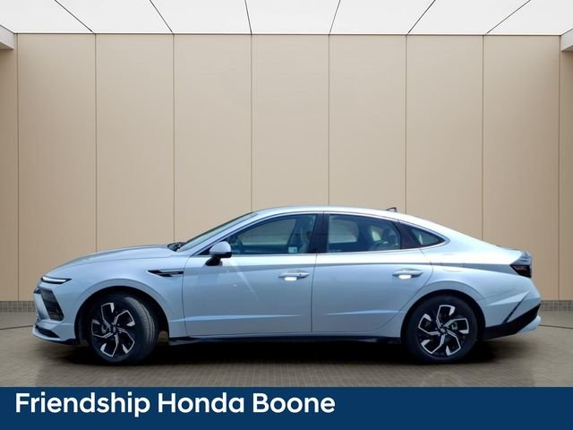 Used 2024 Silver Hyundai SEL image 13