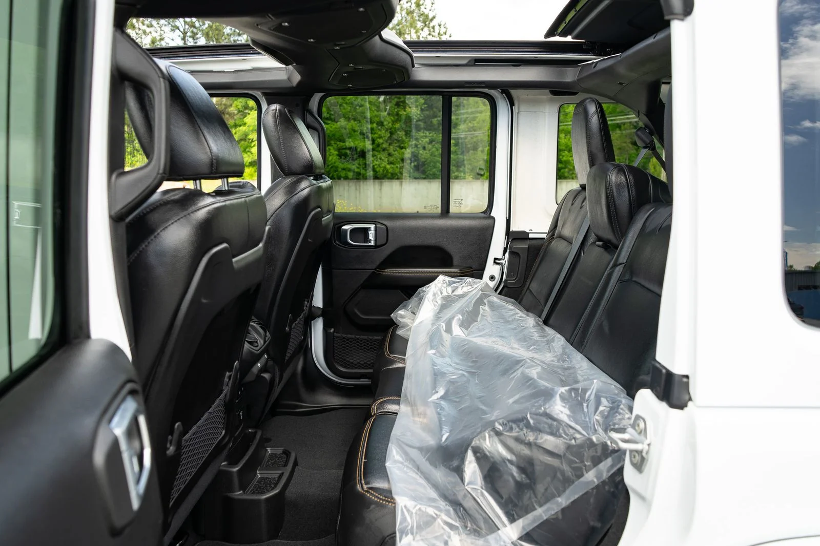 New 2026 Bright White Clear-Coat Exterior Paint Jeep Sahara image 18