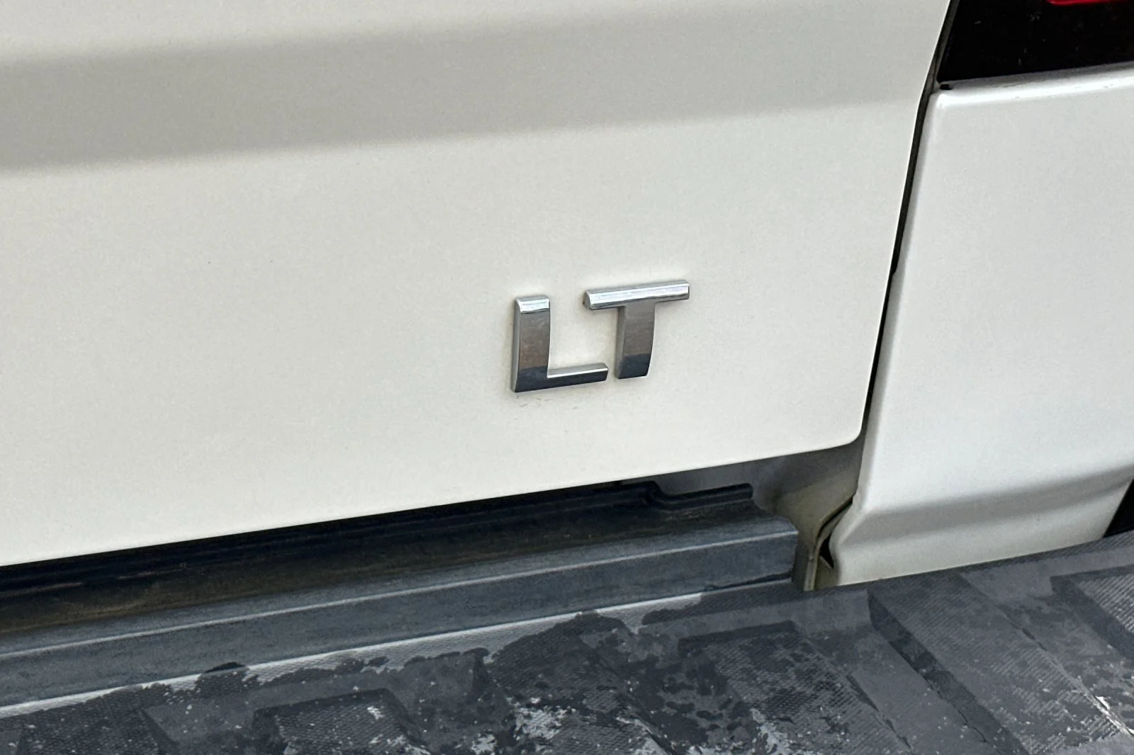 Used 2017 IRIDESCENT PEARL TRICOAT Chevrolet LT image 26