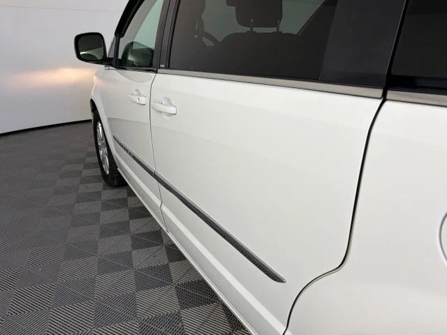 Used 2013 White Chrysler Touring image 9