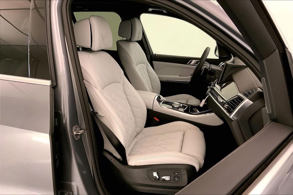 Used 2026 Skyscraper Grey Metallic BMW  image 7